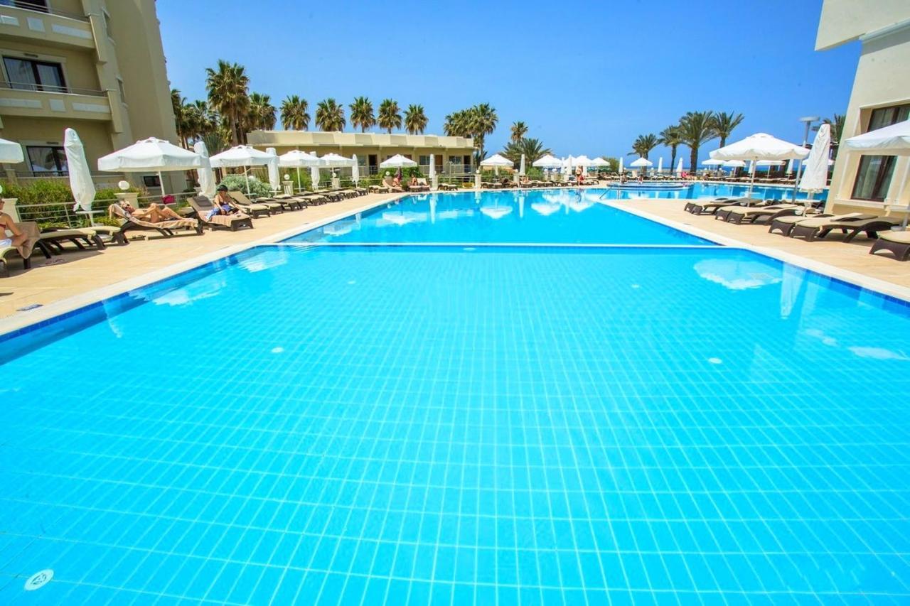 Vuni Palace Premium Hotel & Spa & Casino Beachfront Location ! Kyrenia  Eksteriør billede